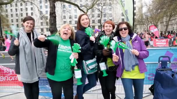 London England 2016 Runners 2016 London Marathon Being Cheered Crowd — Stock Video