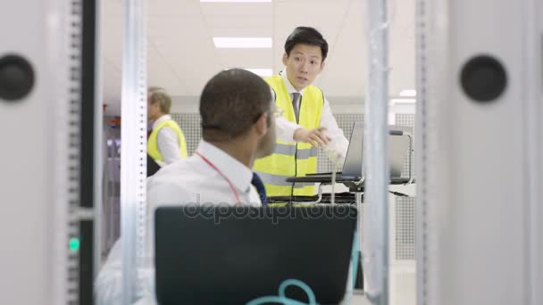 Технические Инженеры Проводящие Проверку Серверном Помещении Центра Обработки Данных Сотрудниками — стоковое видео