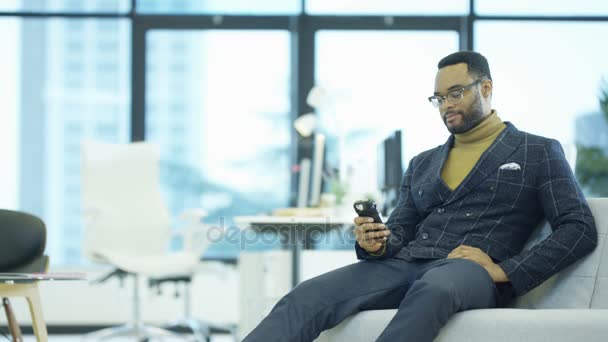 Glimlachend Zakenman Controleren Berichten Telefoon Het Kantoor — Stockvideo