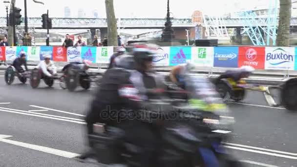 Londyn Wielka Brytania 2016 Sportowców Wózkach Inwalidzkich Konkurujących Maratonie Londyn — Wideo stockowe