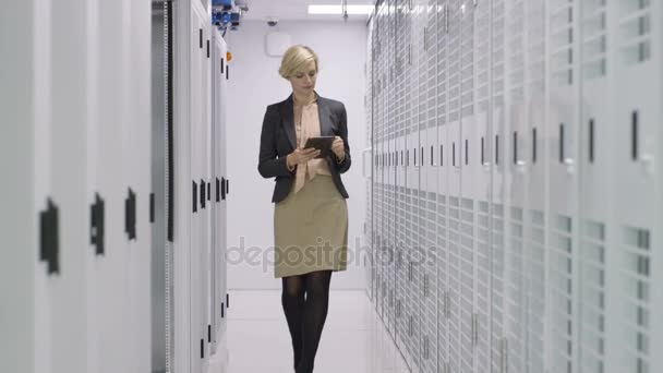 Ingeniero Con Tableta Computadora Comprobando Las Filas Bastidores Servidor Centro — Vídeos de Stock