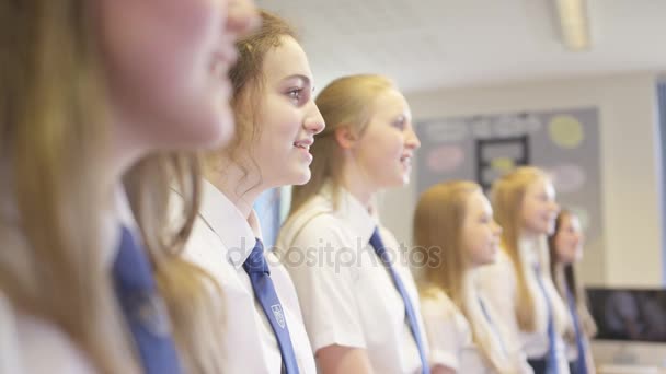 若い女子学生が学校の音楽教室で一緒に歌う — ストック動画