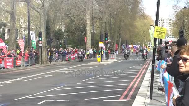 群衆元気づけられる 2016 ロンドン マラソンでロンドン イングランド イギリス 2016 ランナー — ストック動画