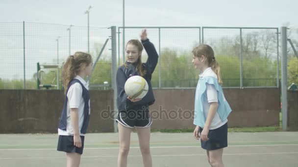 Genç Okul Netball Takımı Açık Sahada Maç Oynuyor — Stok video