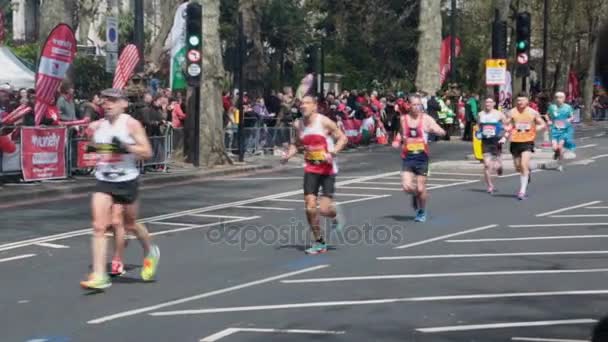 Londres Englândia Reino Unido 2016 Corredores Maratona Londres 2016 Sendo — Vídeo de Stock