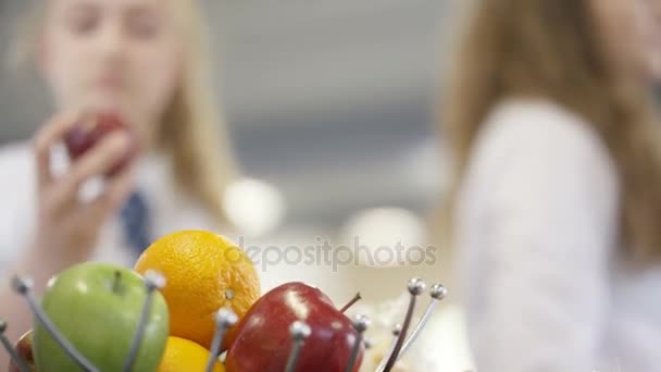 Bambini Mensa Scolastica Coda Comprare Prodotti Alimentari Sani — Video Stock