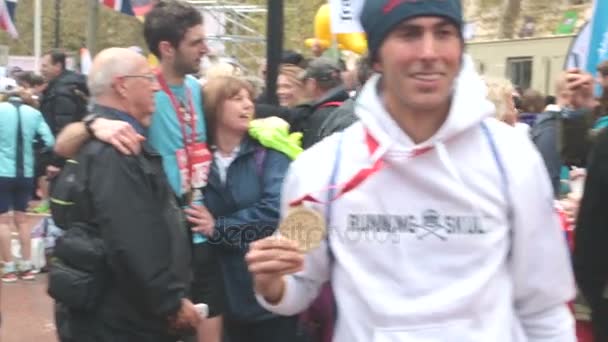 London England 2016 London Marathonläufer Mit Medaillen Mischen Sich Ende — Stockvideo