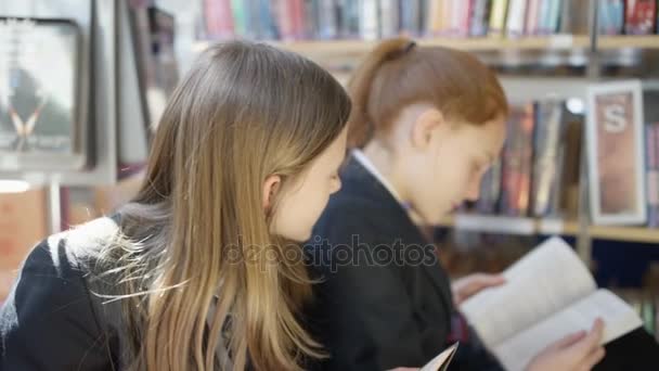 Giovani Studenti Che Leggono Libri Chattano Nella Biblioteca Scolastica Filmato Stock