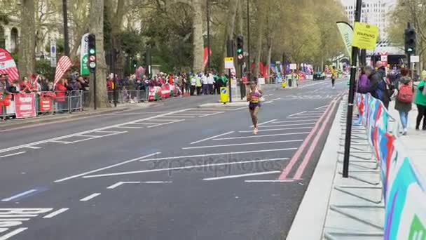 Londres Englândia Reino Unido 2016 Runner Maratona Londres 2016 Sendo — Vídeo de Stock