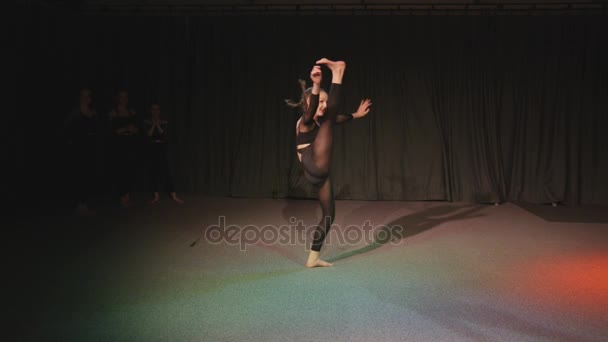 学校演劇の生産のため ダンスのリハーサルで の若い学生 — ストック動画