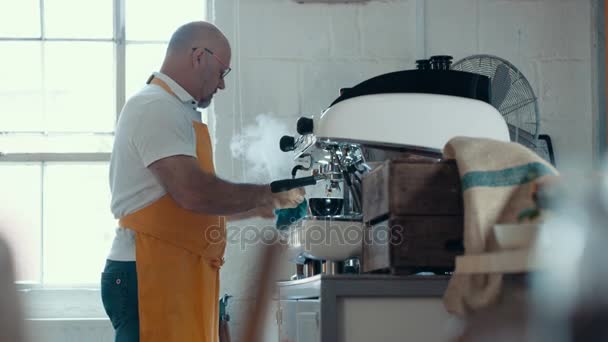 Cafe Business Ägare Förbereder Färskt Kaffe Från Maskinen — Stockvideo