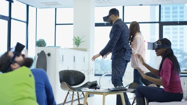 Happy Équipe Affaires Occasionnelle Essayer Les Téléspectateurs Réalité Virtuelle — Video