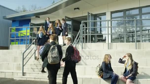 Jeunes Enfants Entrant Dans Bâtiment École Début Journée — Video