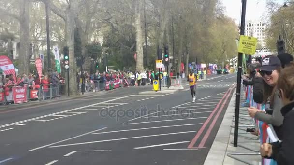 London England 2016 Runner 2016 London Marathon Being Cheered Crowd — Stock Video