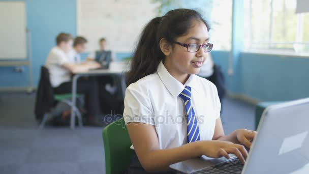 Retrato Menina Escola Sorrindo Trabalhando Laptop Sala Aula — Vídeo de Stock