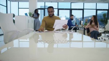 4 k neşeli yaratıcı tasarım ekibi modern ofisinde çalışıyor