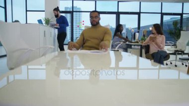 4 k neşeli yaratıcı tasarım ekibi modern ofisinde çalışıyor