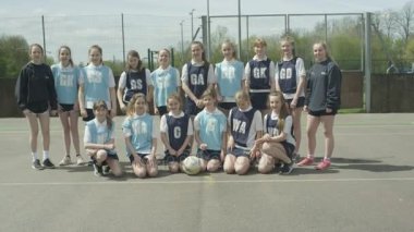 açık sahada bir fotoğraf için poz netball takım 4 k mutlu genç okul