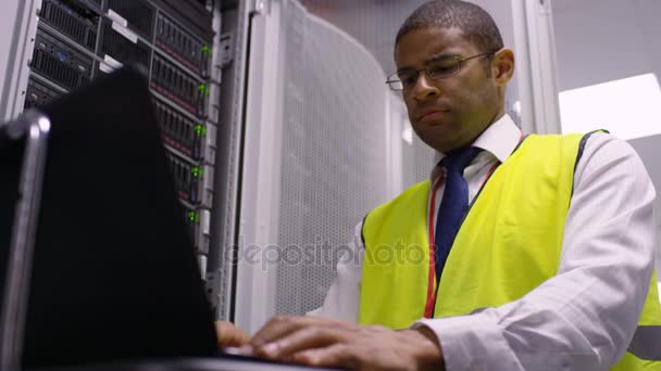 Engenheiro Informática Realizando Verificações Uma Sala Servidores Data Center — Vídeo de Stock