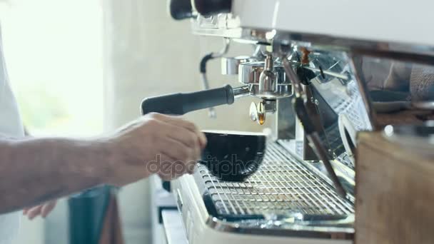 Cafe Bedrijfseigenaar Voorbereiding Van Verse Koffie Uit Machine — Stockvideo