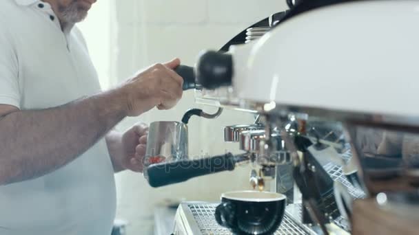 Cafe Barista Förbereder Färskt Kaffe Från Maskinen Och Hälla Kokt — Stockvideo