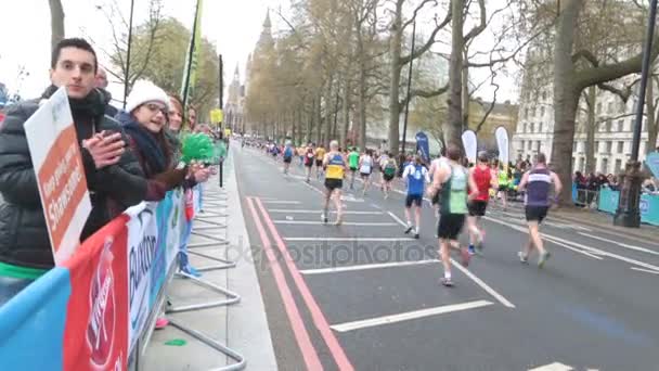 London England 2016 Läufer Des London Marathons 2016 Werden Von — Stockvideo