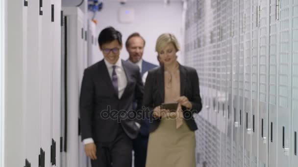 Ritratto Sorridente Ingegneri Amministratori Che Lavorano Nella Sala Server Del — Video Stock