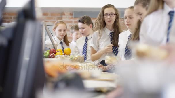 Діти Школі Повертаються Електронному Вигляді Сканування Продуктів Харчування — стокове відео