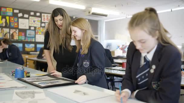 Alegre Adolescente Niñas Trabajando Lado Lado Escuela Arte Clase — Vídeo de stock