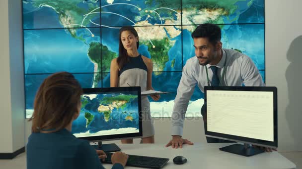 Equipe Negócios Sala Controle Com Grande Mapa Mundo Gráfico Parede — Vídeo de Stock