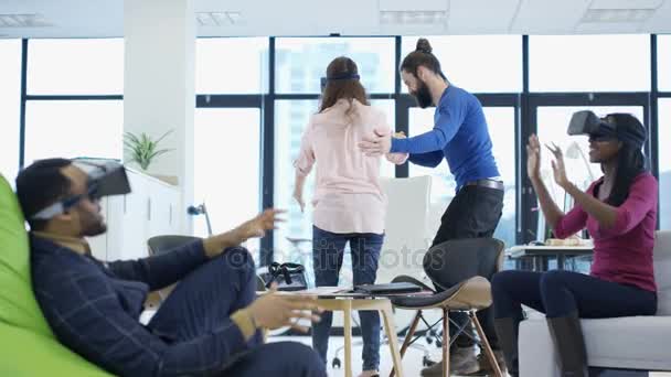 Glückliches Casual Business Team Probiert Virtual Reality Zuschauer Aus — Stockvideo