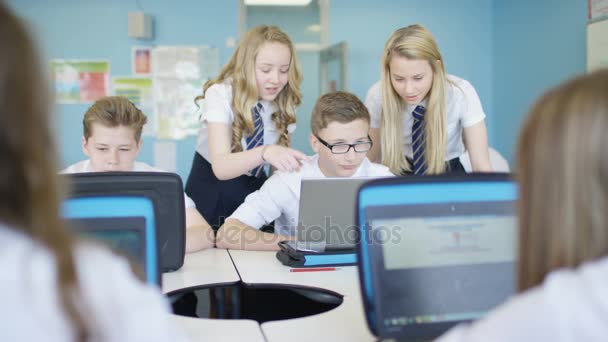 Skola Barn Arbetar Datorer Klass Unga Flickor Ger Hjälp Till — Stockvideo