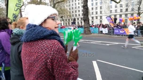 Londres Englândia Reino Unido 2016 Corredores Maratona Londres 2016 Sendo — Vídeo de Stock