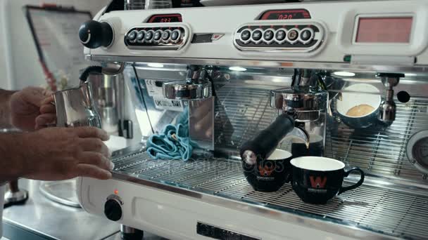 Makine Taze Kahve Hazırlama Kafe Barista Elleri Üzerinde Yakın Çekim — Stok video
