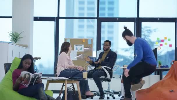近代的なオフィスで一緒に働く 陽気なカジュアル ビジネス チーム — ストック動画