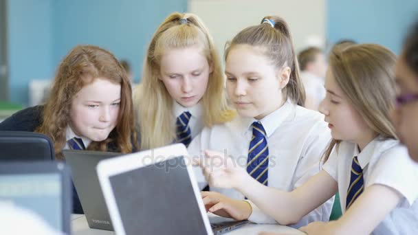 Grupp Ung Student Tjejer Tittar Laptop Skolan Klassrum — Stockvideo