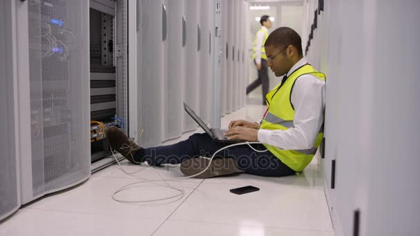 Engenheiro Informática Trabalhando Laptop Conversando Telefone Verificando Servidores Data Center — Vídeo de Stock