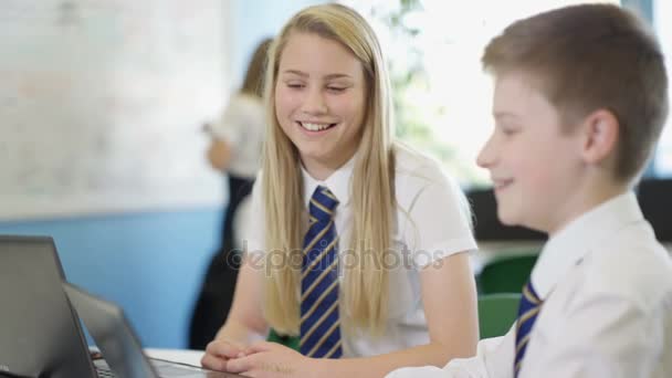 Giovane Ragazzo Ragazza Guardando Computer Portatile Aiutandosi Vicenda Nella Lezione — Video Stock