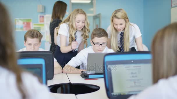 School Children Working Computers Class Young Girls Giving Help Boy — Stock Video