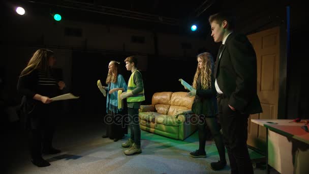 Młodzi Studenci Aktorzy Próbie Szkolnej Produkcji Teatralnej — Wideo stockowe