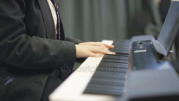 Adolescente Cantando Solo Tocando Instrumento Teclado Aula Música Escolar — Vídeo de Stock