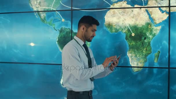 Zakenman Met Tablet Zoek Grote Wereld Kaart Afbeelding Video Muur — Stockvideo