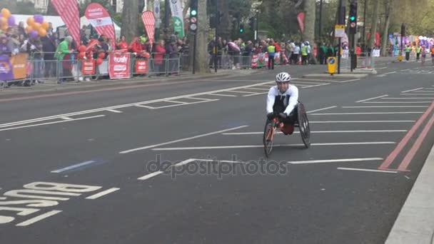 London England 2016 Idrottsman Rullstol Tävlar 2016 London Marathon — Stockvideo