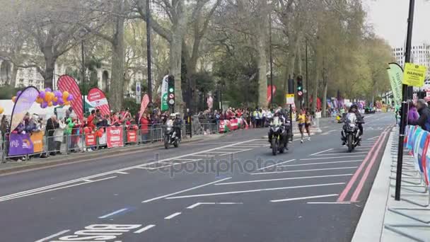 英国伦敦 2016年 残疾运动员参加2016年伦敦马拉松赛 — 图库视频影像