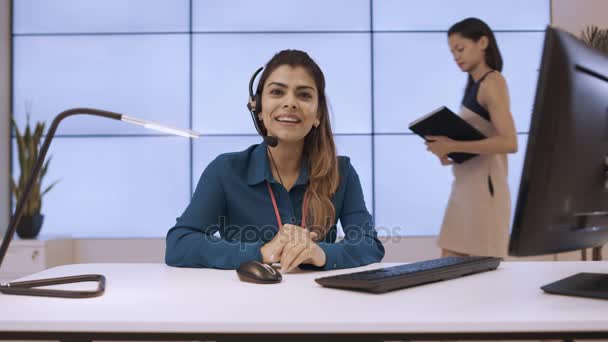 Operador Servicio Cliente Con Auriculares Que Habla Ayuda Cliente — Vídeo de stock