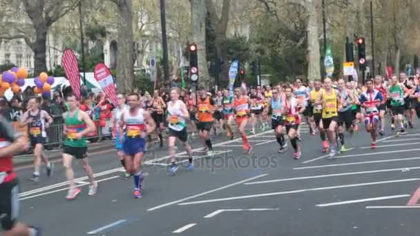 London England 2016 Runners 2016 London Marathon Bliver Heppet Mængden – Stock-video