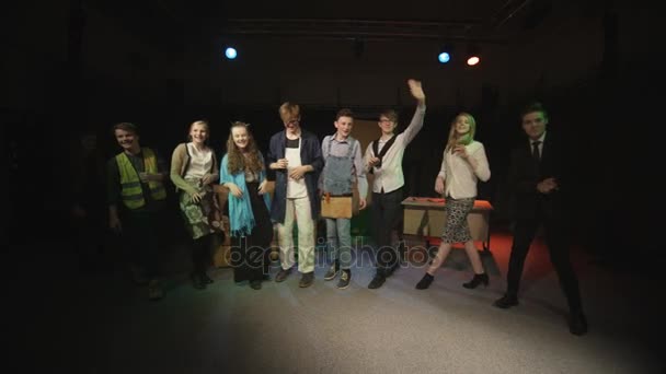 学校戏剧制作中的学生演员在演出结束时鞠躬 — 图库视频影像