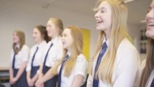 Jovens Estudantes Cantando Juntas Aula Música Escolar — Vídeo de Stock