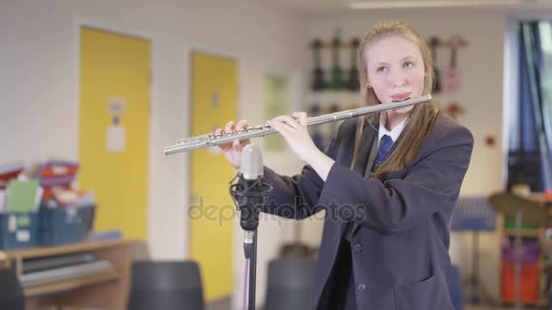 4K在学校音乐课上弹奏长笛的少女的近照 — 图库视频影像