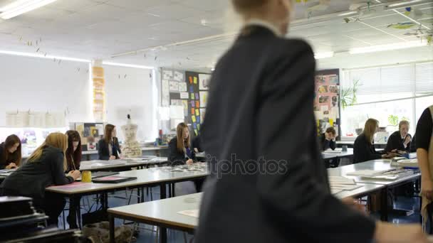 Wesoły Nastolatka Dziewczyny Obok Pracy Szkole Sztuki Klasa — Wideo stockowe